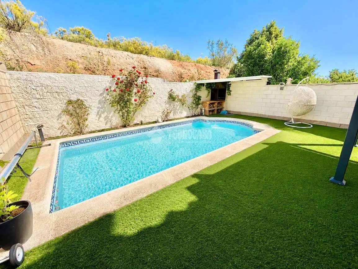 Piscina de Casa adosada en venta en Cabanillas del Campo con Calefacción, Parquet y Trastero
