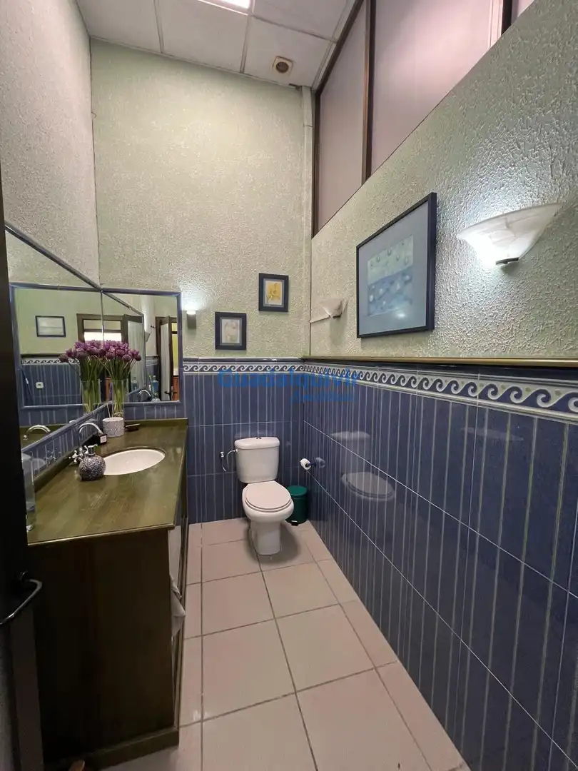 Badezimmer von Büro zur Miete in Montequinto