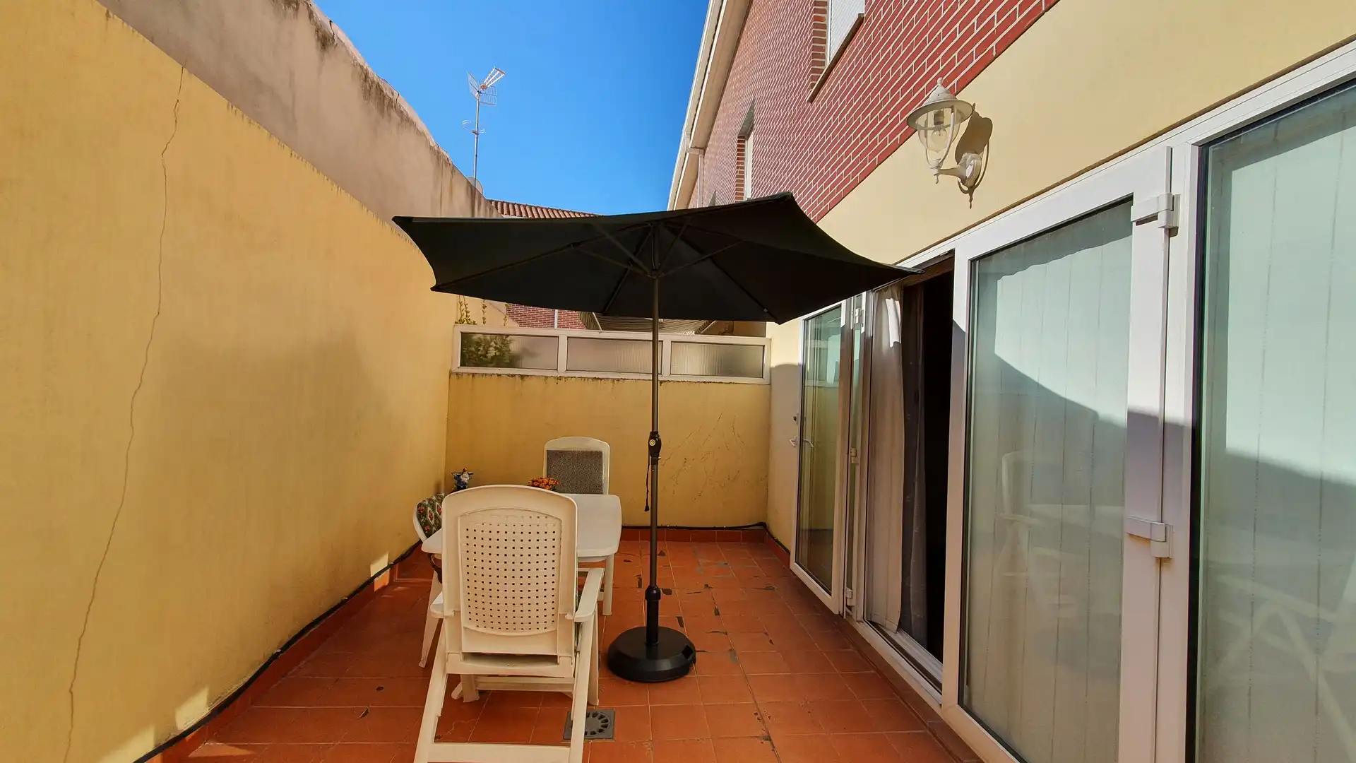 Terrassa de Casa adosada en venda en Dueñas amb Calefacció, Parquet i Terrassa