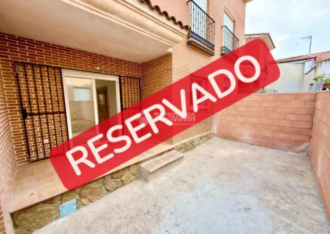 Vista exterior de Casa adosada en venda en Valdeaveruelo amb Aire condicionat, Calefacció i Balcó
