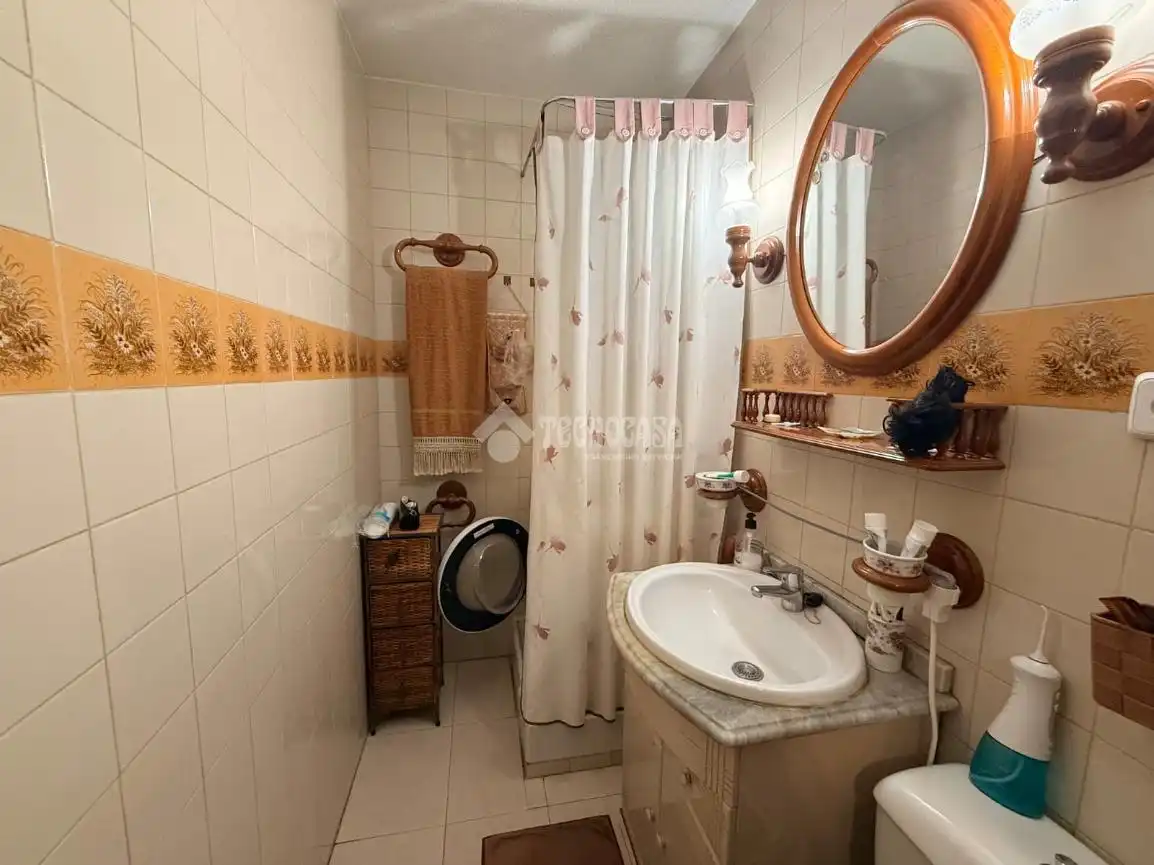 Bathroom of Flat for sale in Madrid  with Air Conditioner, Terrace and Balcony