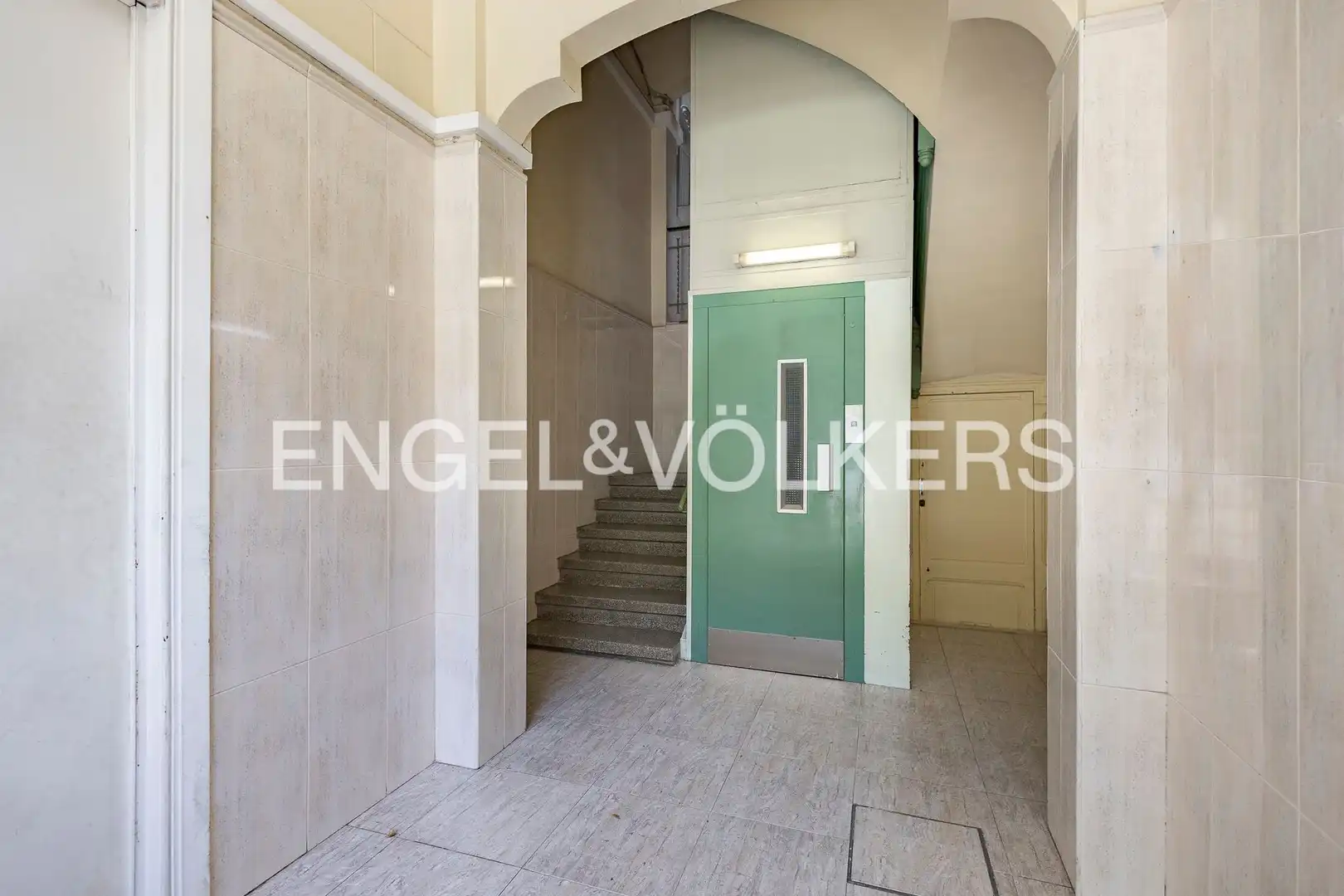 Wohnung zum Verkauf in Barcelona mit Klimaanlage, Heizung und Terrasse