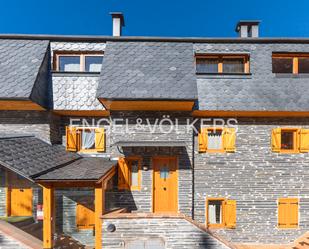Vista exterior de Casa adosada en venda en Alp amb Calefacció, Parquet i Terrassa