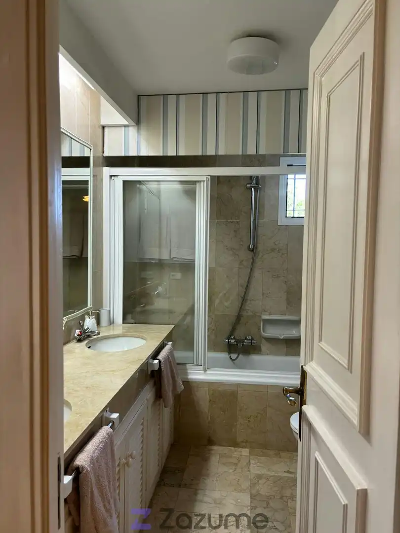 Baño de Piso de alquiler en Estepona con Aire acondicionado, Jardín privado y Piscina