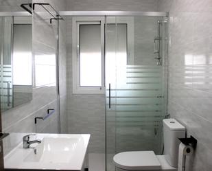 Bathroom of Flat to rent in  Sevilla Capital  with Air Conditioner and Balcony