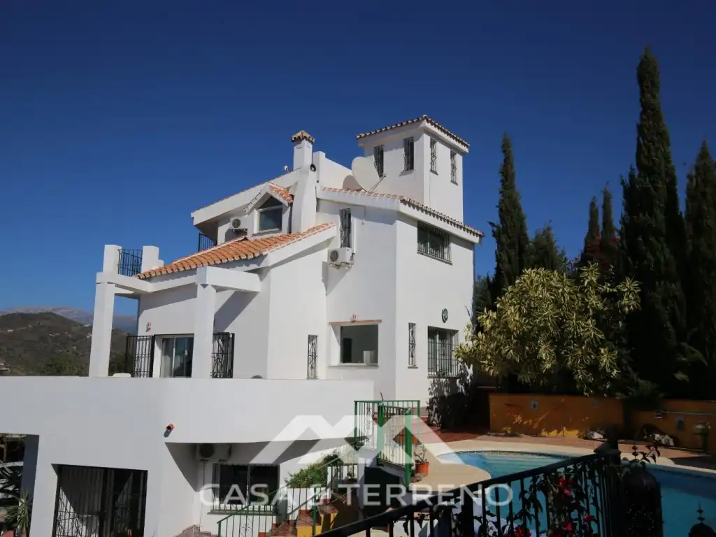 Vista exterior de Casa o xalet en venda en Torrox amb Aire condicionat i Balcó