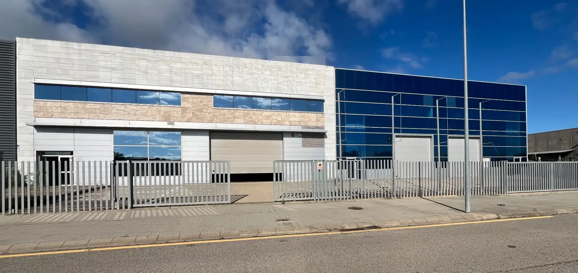 Vista exterior de Nave industrial en venta en Salt con Calefacción y Alarma