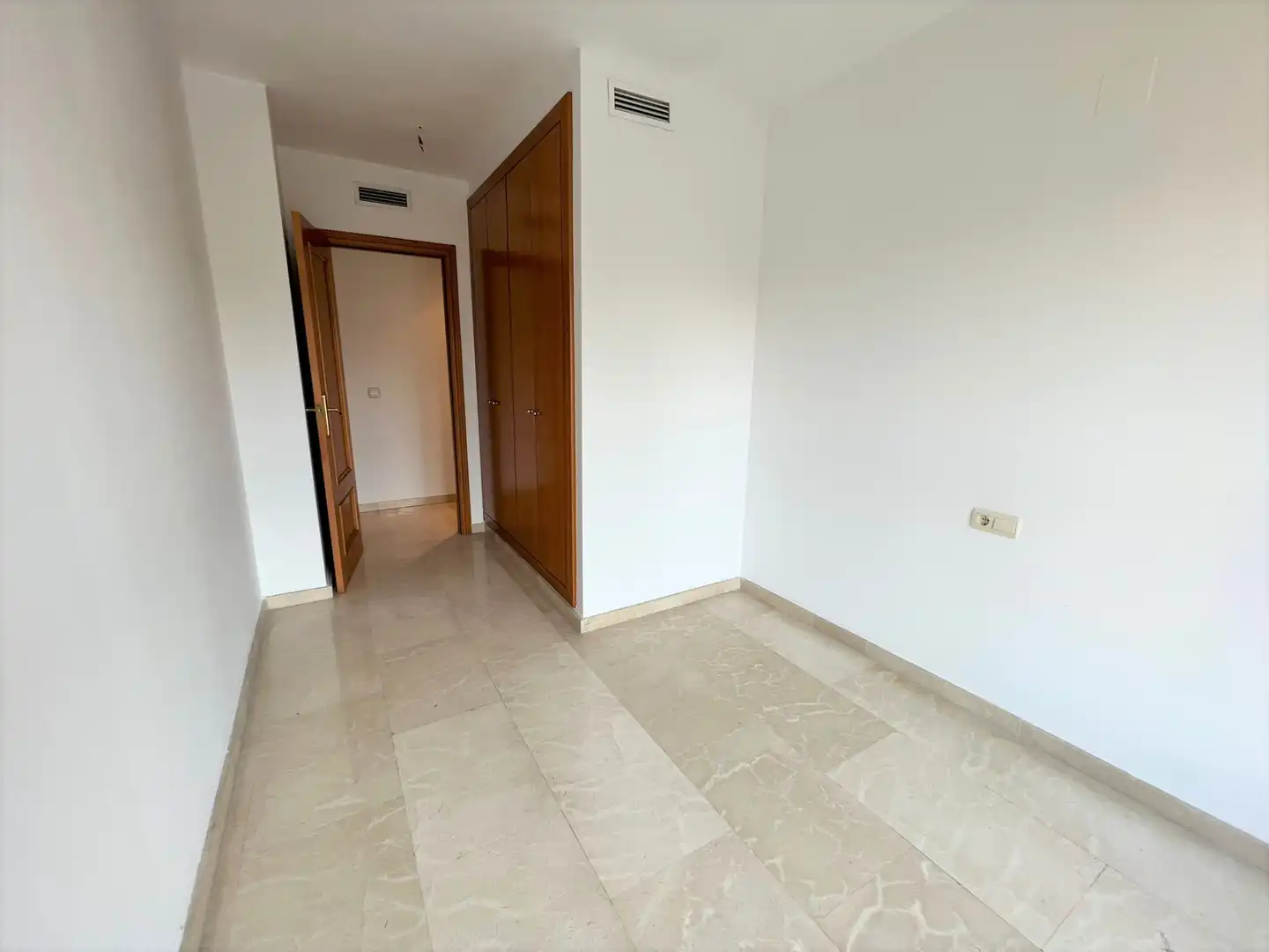 Flat for rent in Valencia  with Air Conditioner, Oven and Washing machine