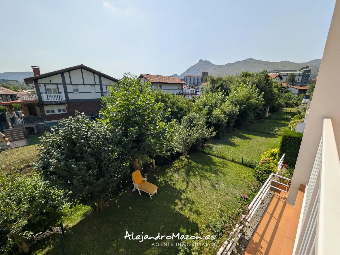 Terrasse von Einfamilien-Reihenhaus zum Verkauf in Castro-Urdiales mit Heizung, Privatgarten und Terrasse