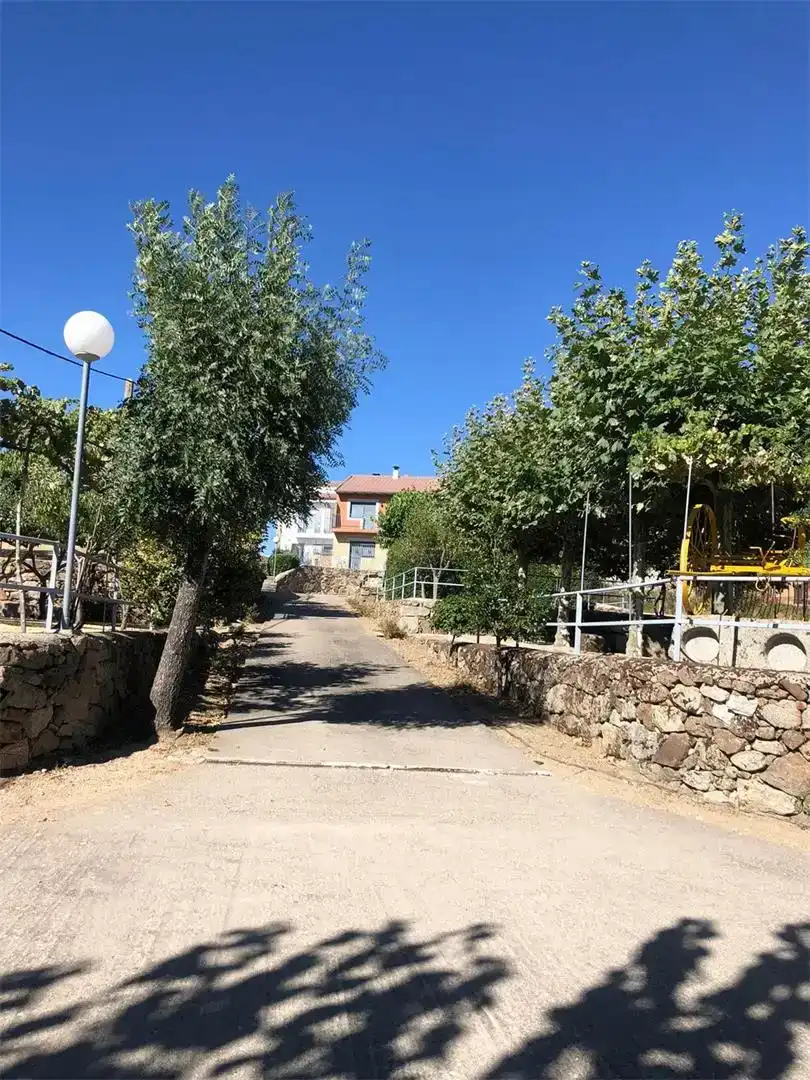 Vista exterior de Apartament en venda en Vallejera de Riofrío amb Jardí privat, Piscina i Moblat