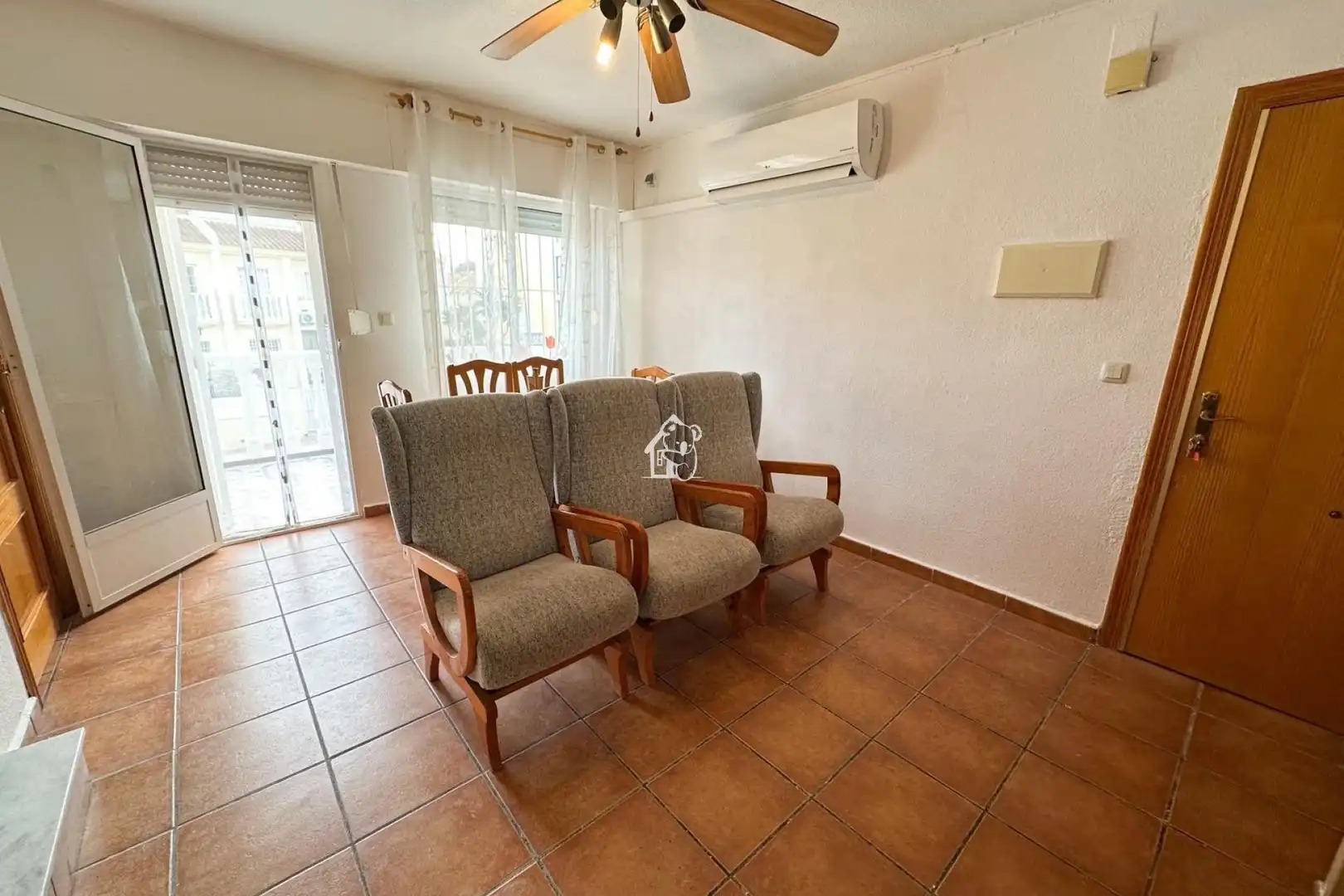 Sala d'estar de Casa adosada de lloguer en Torrevieja amb Aire condicionat, Terrassa i Piscina