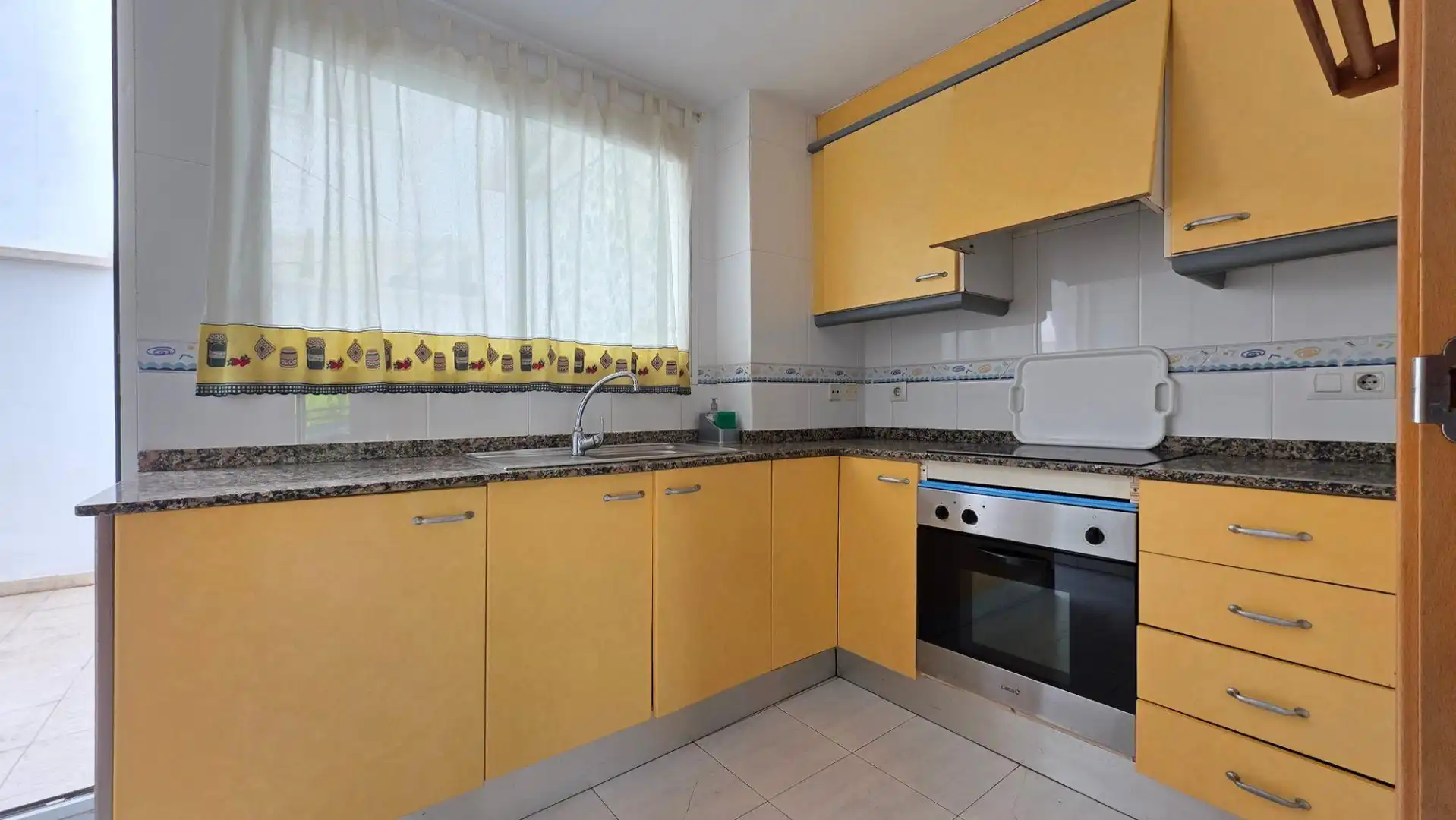 Cocina de Piso en venta en Gandia con Terraza, Trastero y Piscina comunitaria