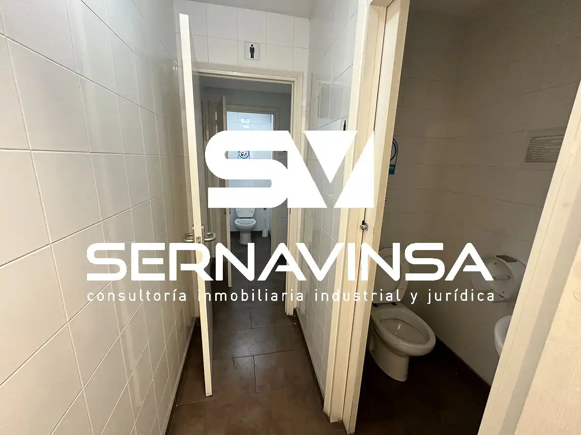 Baño de Nave industrial de alquiler en Sabadell