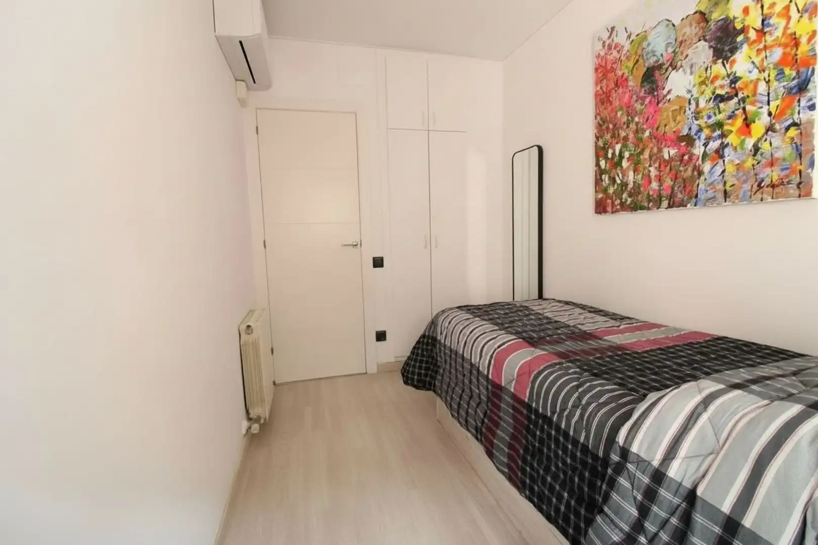 Dormitori de Casa adosada en venda en Barcelona amb Aire condicionat, Calefacció i Parquet