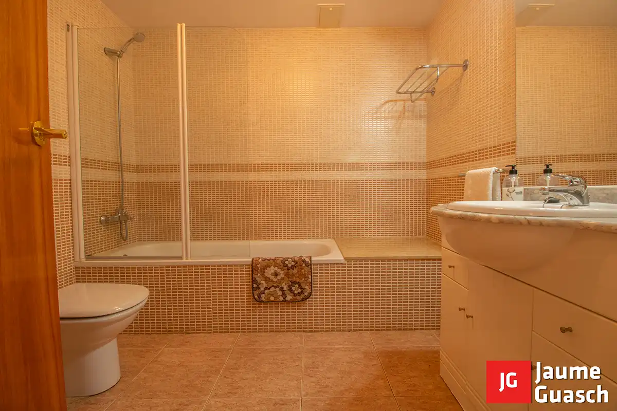 Baño de Casa adosada en venta en Creixell con Aire acondicionado, Calefacción y Jardín privado