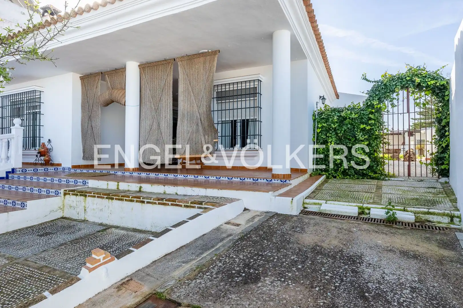 Vista exterior de Casa o xalet en venda en Albaida del Aljarafe amb Aire condicionat, Calefacció i Jardí privat