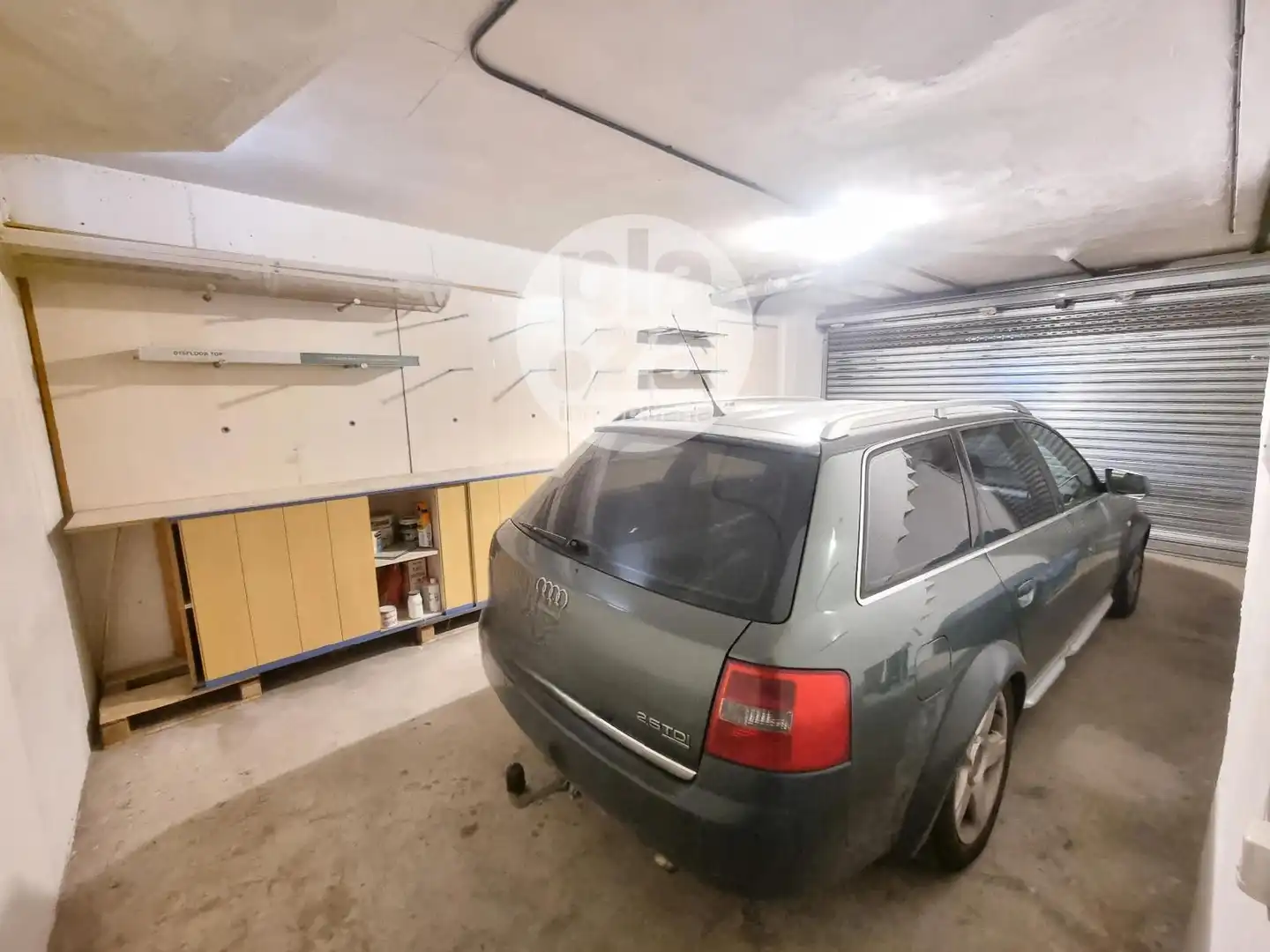 Parking de Casa adosada en venta en Burgos con Calefacción y Jardín privado