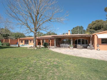 Villa con piscina in vendita a Llucmaçanes