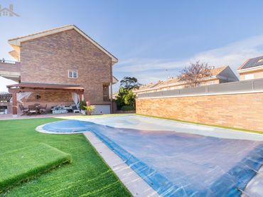 Maison jumelée avec balcon à vendre à Avenida del Cantábrico 286