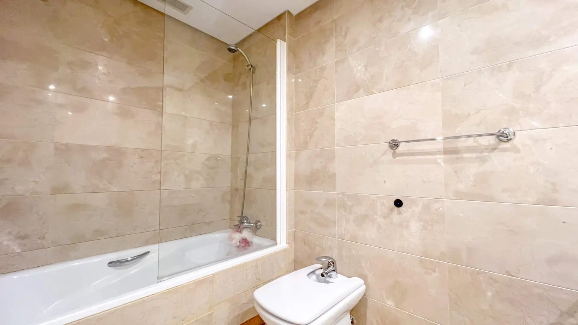 Bany de Apartament en venda en Marbella amb Terrassa i Piscina comunitària