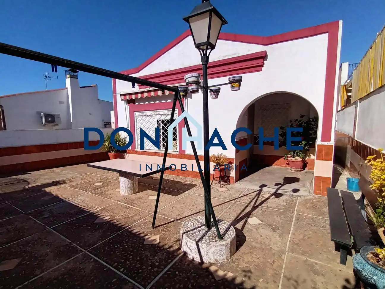 Vista exterior de Casa o xalet en venda en Mérida amb Aire condicionat, Jardí privat i Terrassa