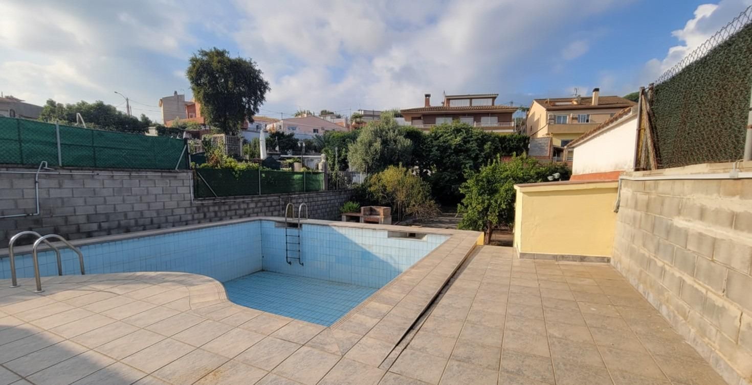 Swimming pool of House or chalet for sale in Sant Vicenç Dels Horts  with Private garden, Terrace and Swimming Pool