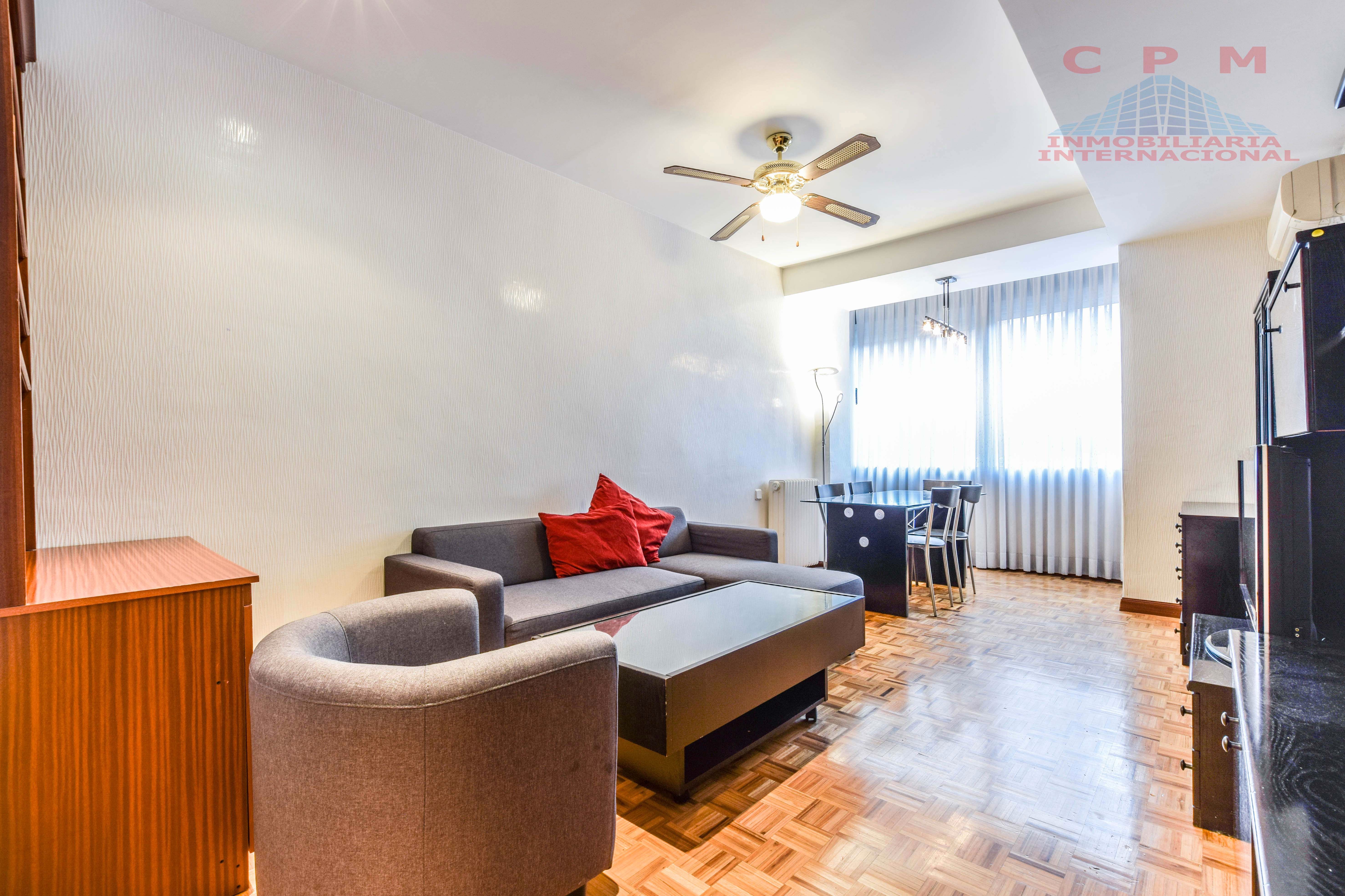 Living room of Flat to rent in  Madrid Capital  with Air Conditioner, Heating and Oven