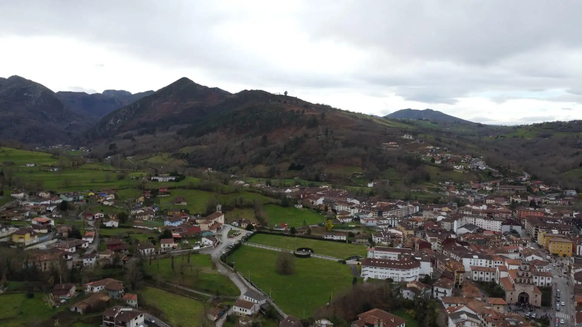 Außenansicht von Einfamilien-Reihenhaus zum Verkauf in Cangas de Onís mit Heizung und Abstellraum