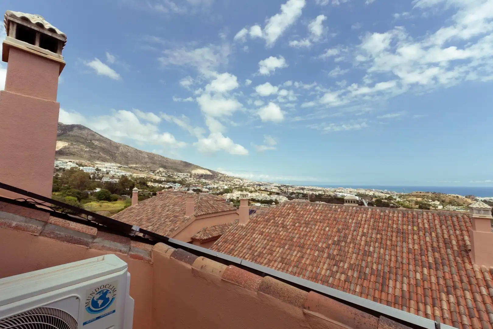 Vista exterior de Casa adosada en venda en Benalmádena amb Aire condicionat, Jardí privat i Terrassa