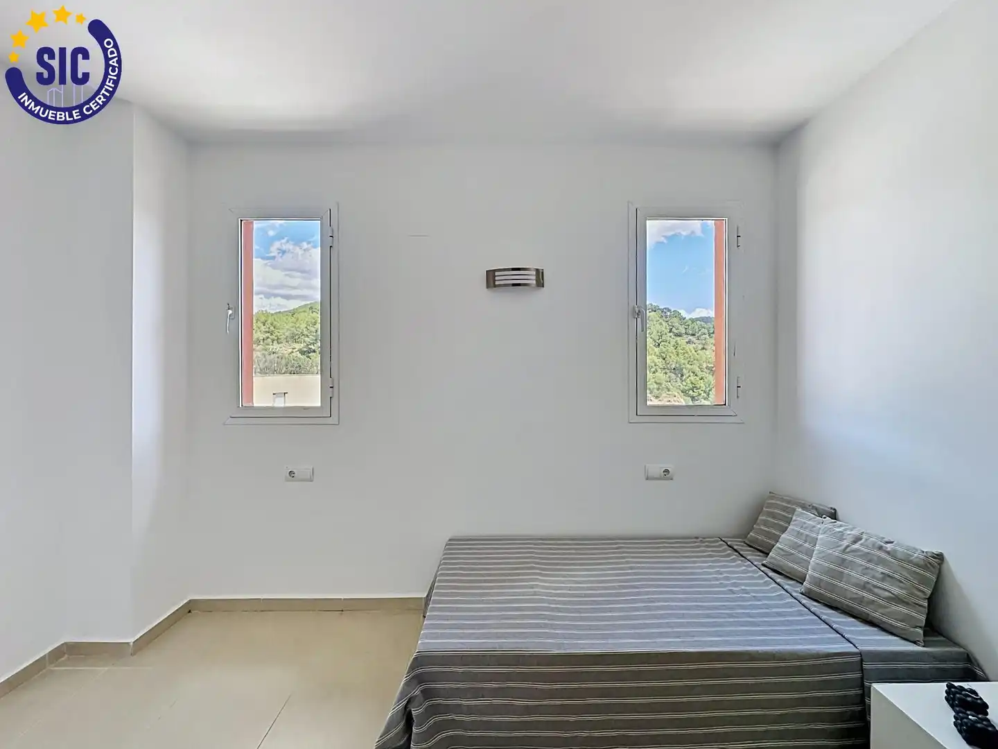 Habitación de Casa adosada en venta en Serra con Jardín privado, Terraza y Piscina comunitaria