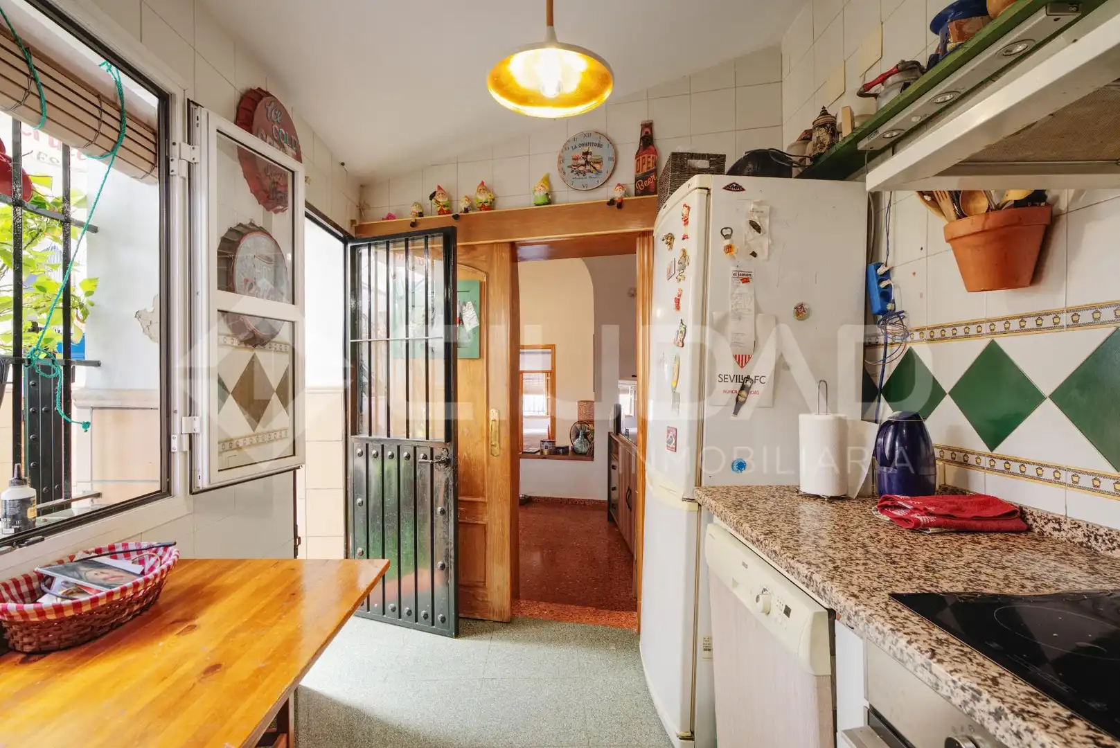 Cocina de Casa adosada en venta en San Juan de Aznalfarache con Aire acondicionado, Terraza y Trastero