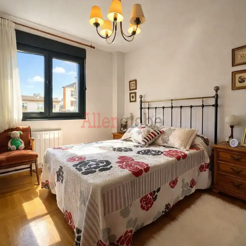 Dormitori de Apartament en venda en Soto del Barco amb Calefacció i Traster