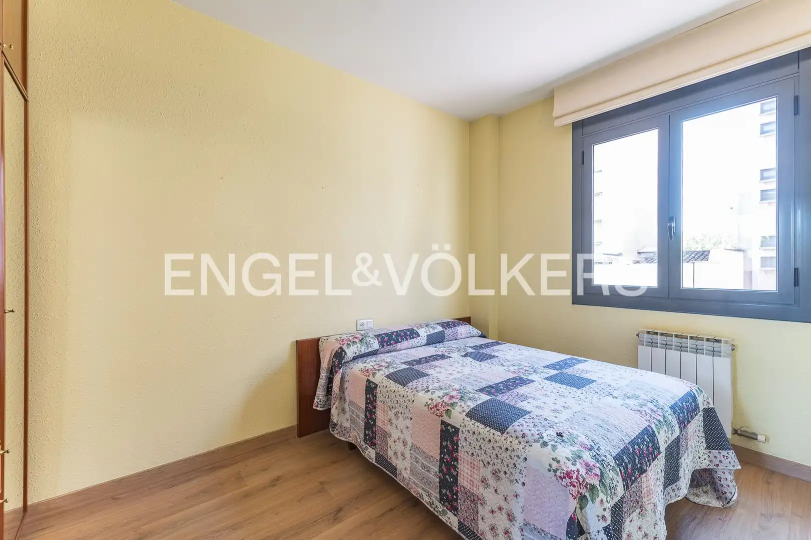 Bedroom of Flat for rent in Esplugues de Llobregat  with Air Conditioner, Heating and Parquet flooring