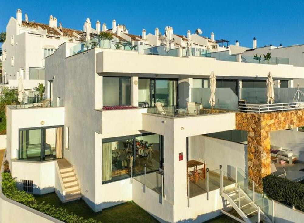 Vista exterior de Casa adosada de lloguer en Marbella amb Aire condicionat, Jardí privat i Terrassa