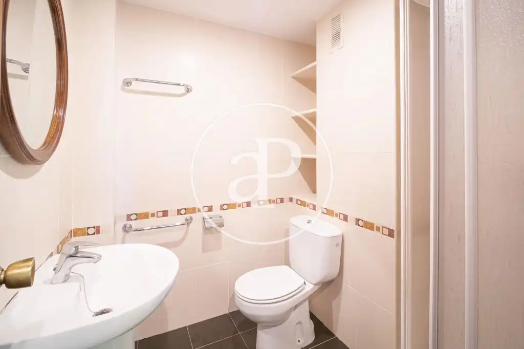 Baño de Piso de alquiler en Valencia con Aire acondicionado, Calefacción y Amueblado
