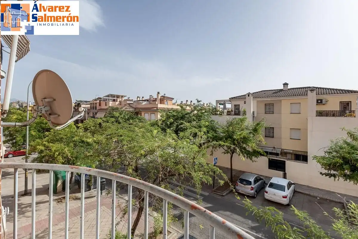 Vista exterior de Piso en venta en Granada con Balcón