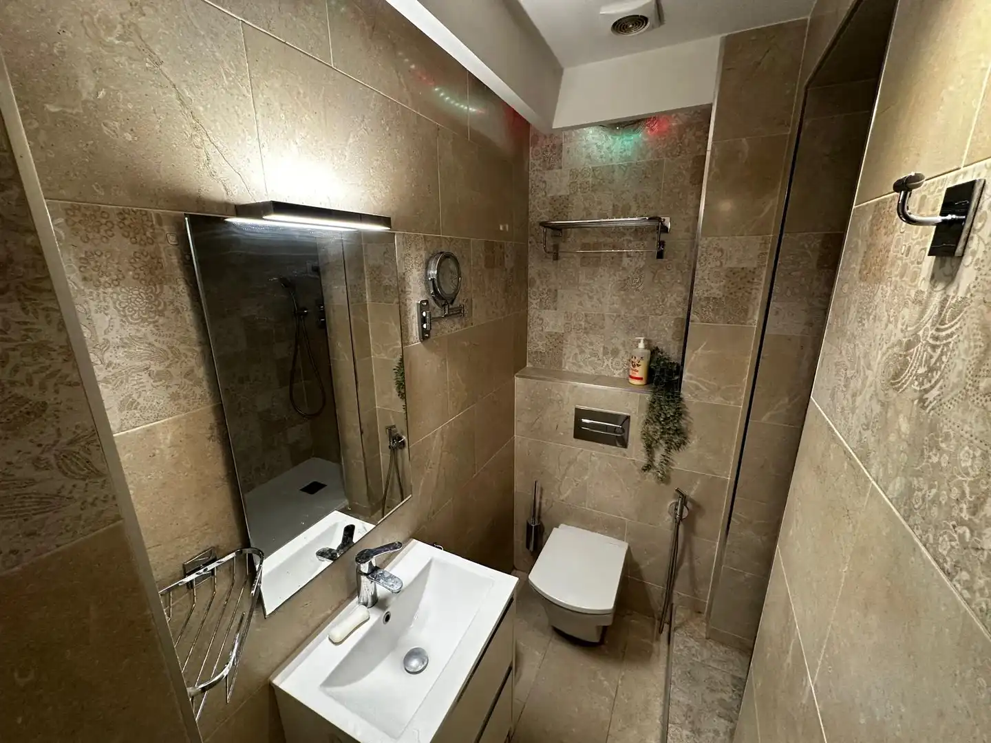 Baño de Piso en venta en Barcelona con Terraza y Horno