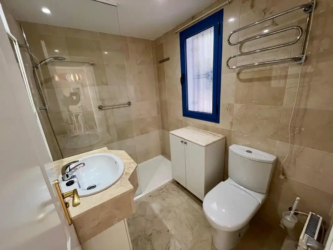 Baño de Apartamento en venta en Almuñécar con Aire acondicionado, Terraza y Trastero