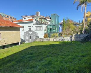 Vista exterior de Casa o xalet en venda en Oviedo  amb Jardí privat i Terrassa