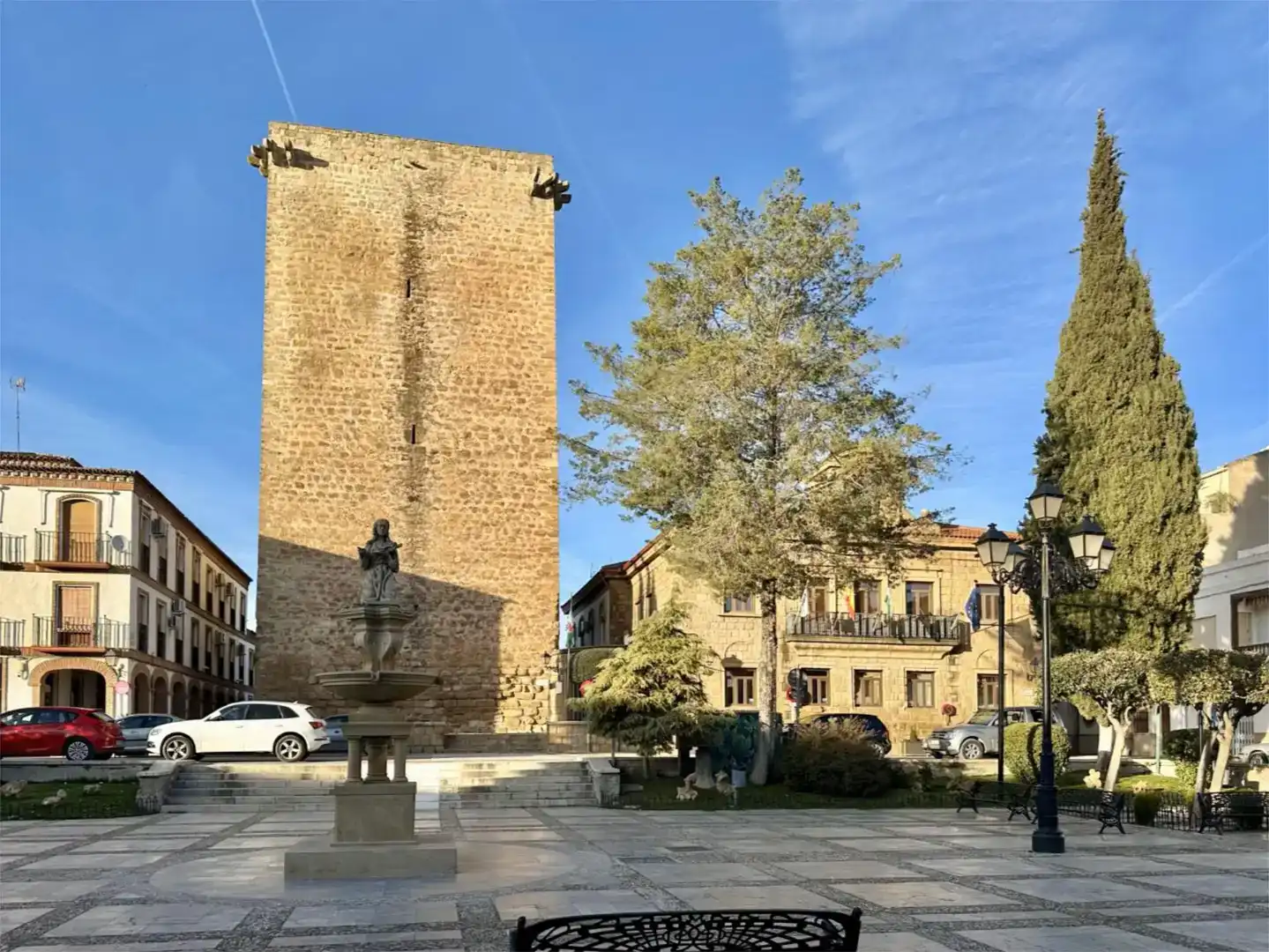 Vista exterior de Casa adosada en venda en Mengíbar amb Balcó