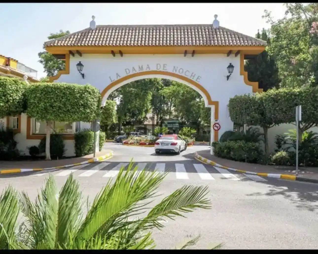 Vista exterior de Pis en venda en Marbella amb Aire condicionat, Piscina i Balcó