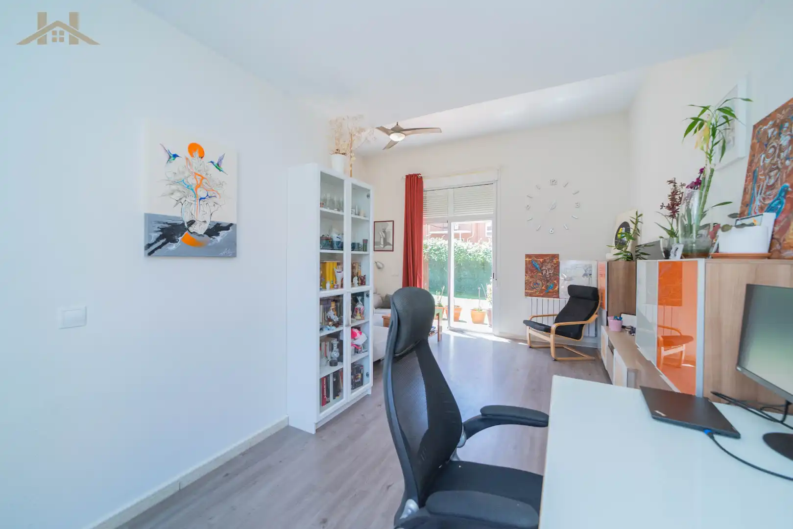 Wohnzimmer von Einfamilien-Reihenhaus zum Verkauf in Boadilla del Monte mit Heizung, Privatgarten und Mikrowelle