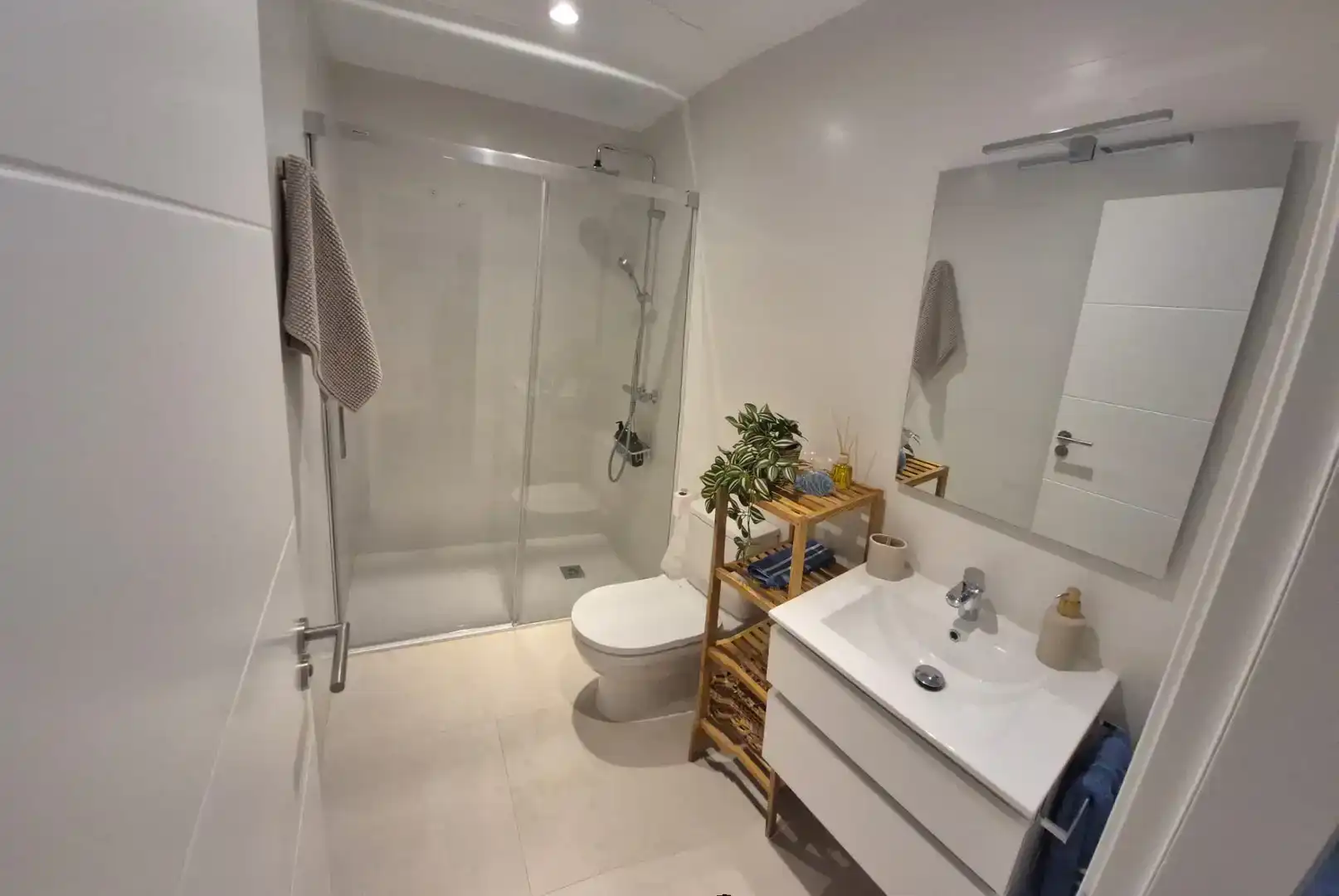 Baño de Apartamento de alquiler en Tarifa con Aire acondicionado, Piscina y Amueblado
