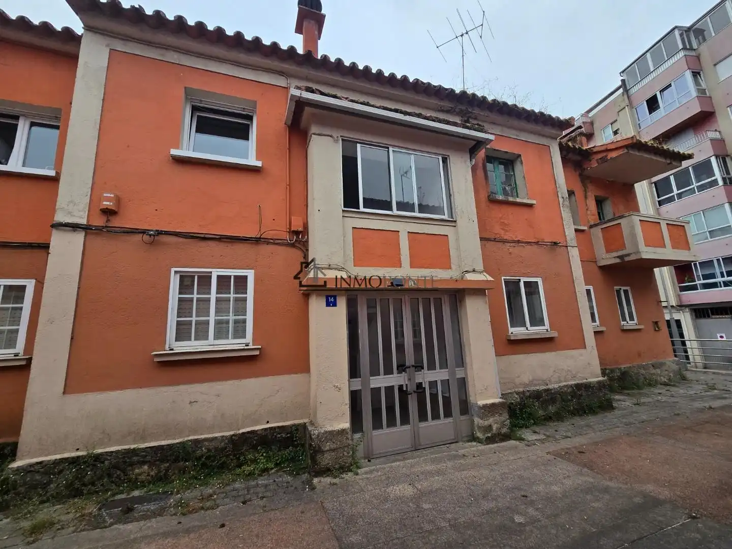 Vista exterior de Pis en venda en Pontevedra Capital  amb Calefacció