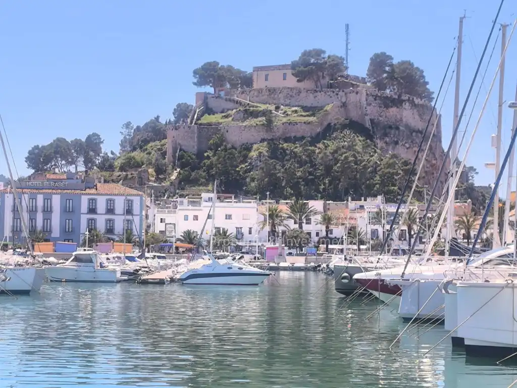 Vista exterior de Apartamento de alquiler en Dénia con Aire acondicionado, Jardín privado y Piscina