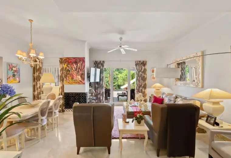 Wohnzimmer von Einfamilien-Reihenhaus zum Verkauf in Marbella mit Klimaanlage, Privatgarten und Terrasse