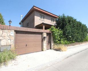 Exterior view of House or chalet for sale in  Madrid Capital  with Air Conditioner, Terrace and Swimming Pool