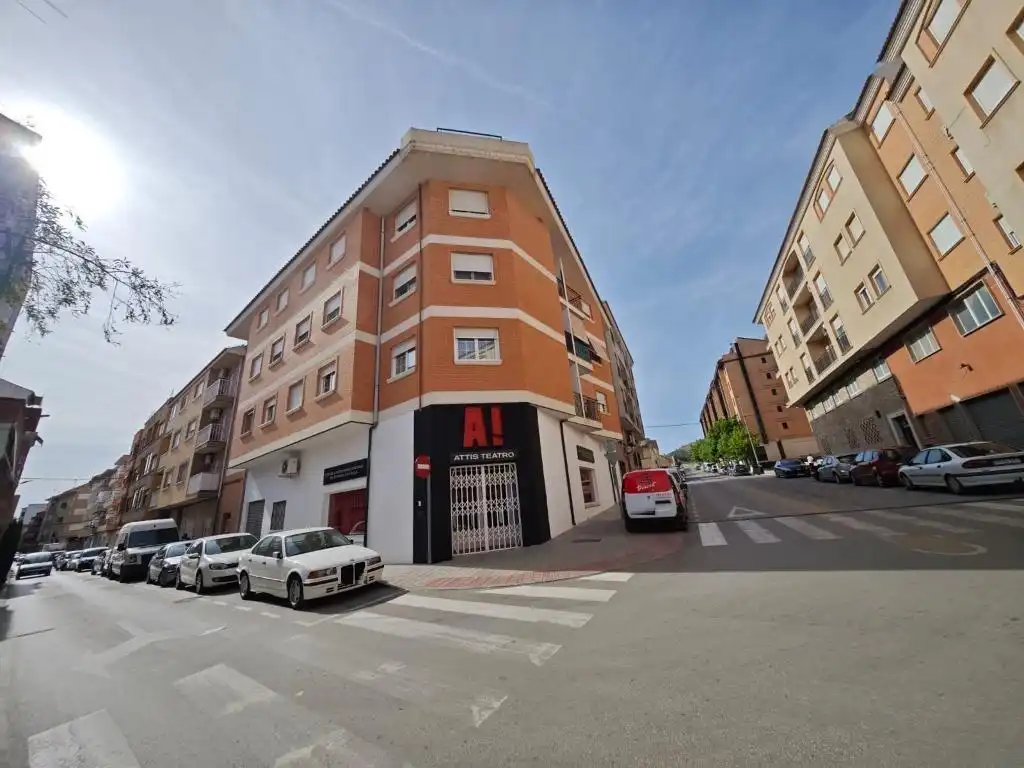 Vista exterior de Pis en venda en Yecla amb Traster i Balcó