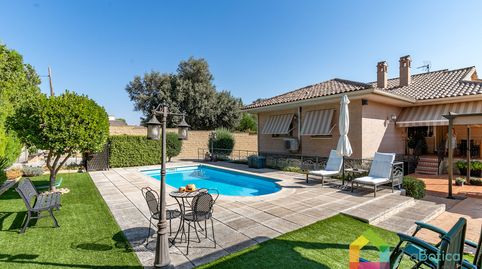 CHALET INDEPENDIENTE CON PISCINA EN PARCELA DE MÁS DE 1.000 M² EN URBANIZACIÓN LAS NIEVES – NAMBROCA