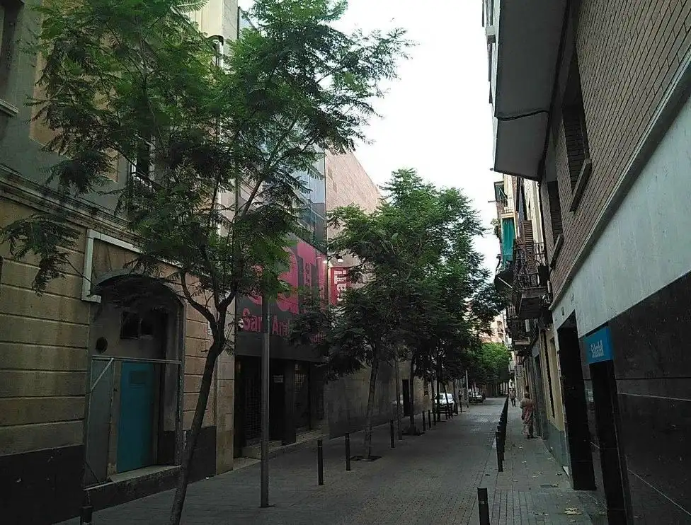 Vista exterior de Edifici en venda en Barcelona